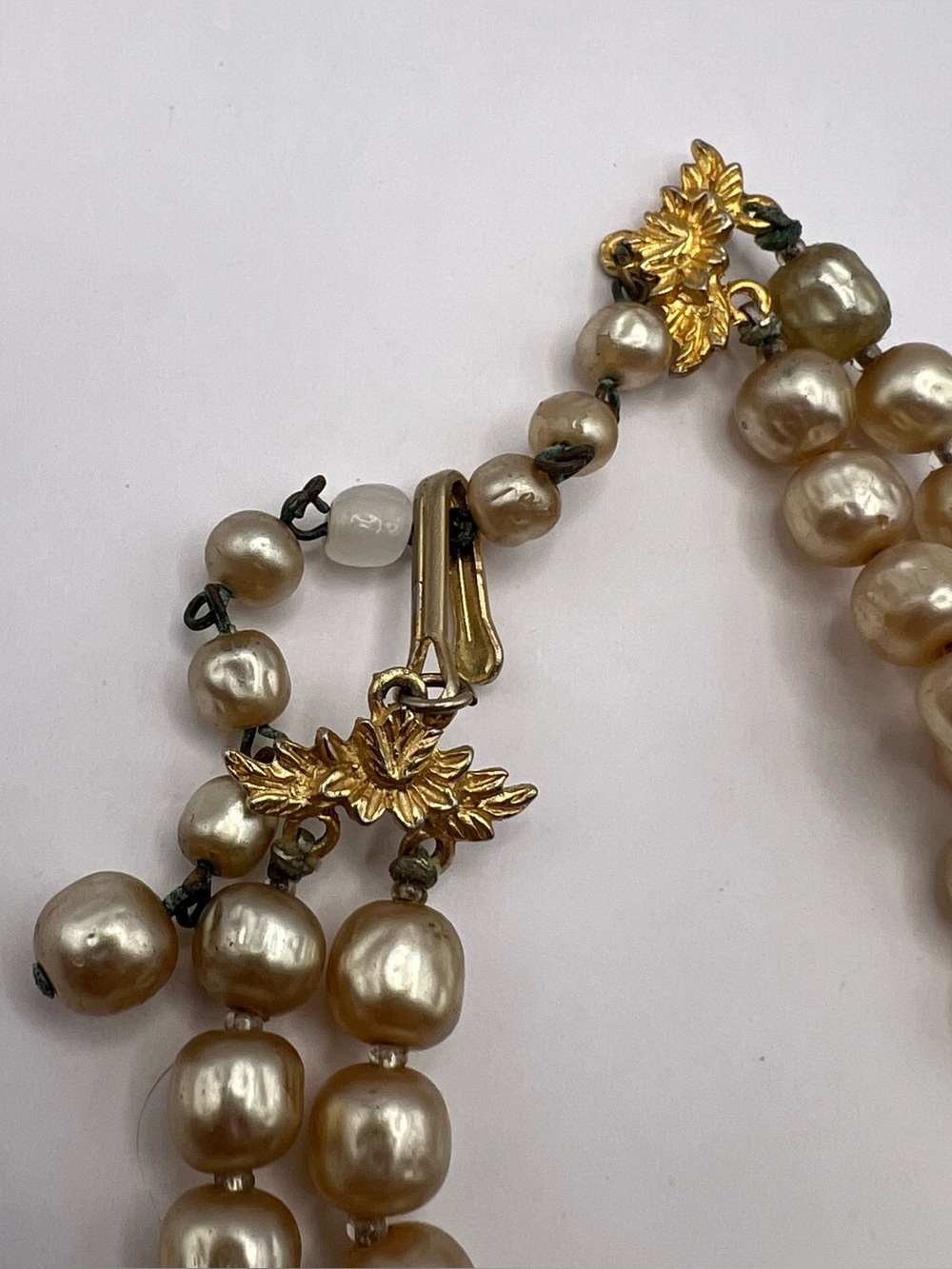 Unsigned Miriam Haskel Faux Pearl Chiker Necklace w/ Filagree Centerpiece - Picture 8 of 12